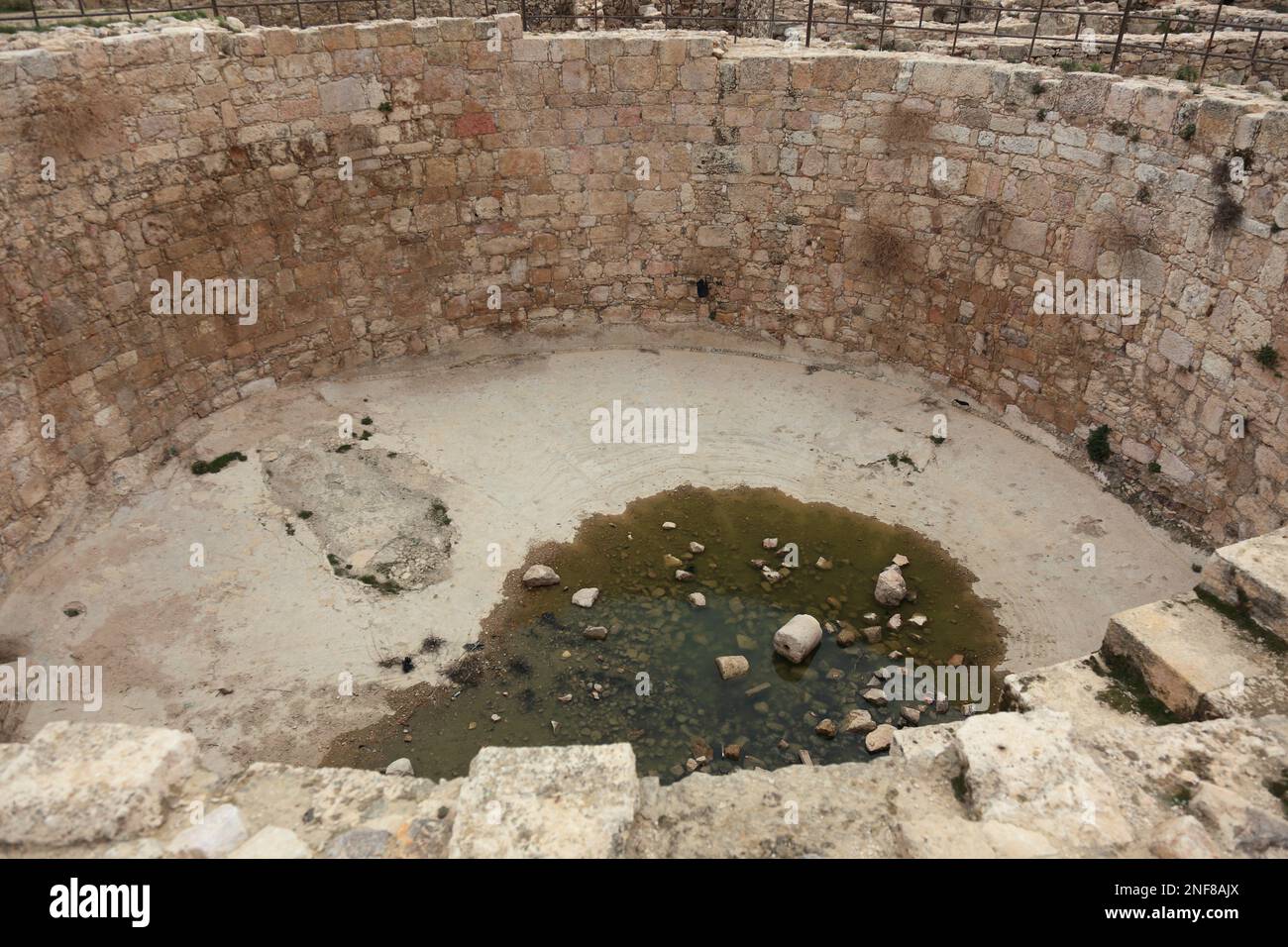 Historische Regenwasser Zisterne in der Zitadelle, Amman, Jordanien  /  Historic rainwater cistern on the Citadel, Amman, Jordan Stock Photo
