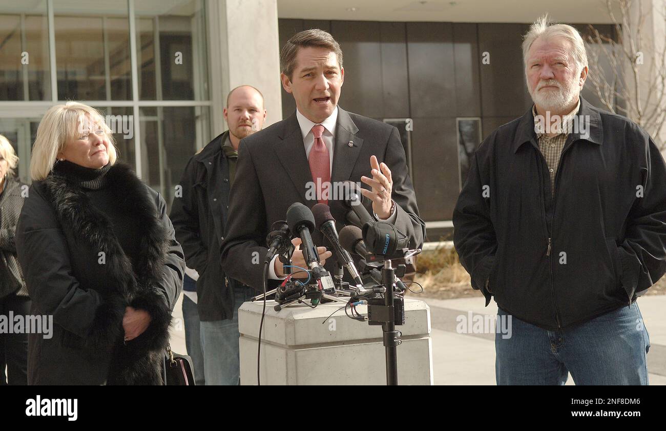 From left, Linda Walker, mother of slain student Dru Sjodin, U.S