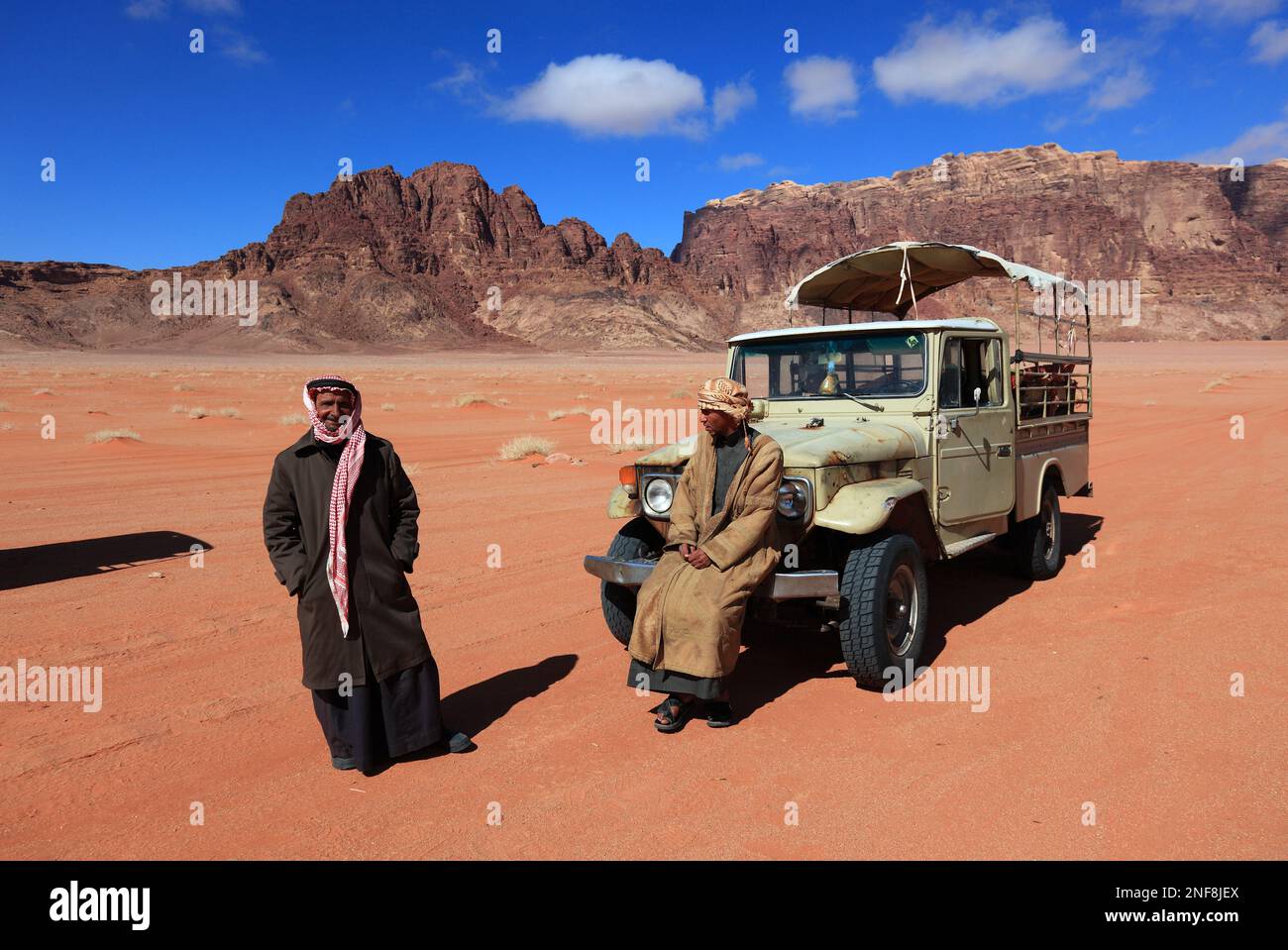 Beduine mit Geländewagen, Wadi Rum, Jordanien / Bedouin with terrain ...