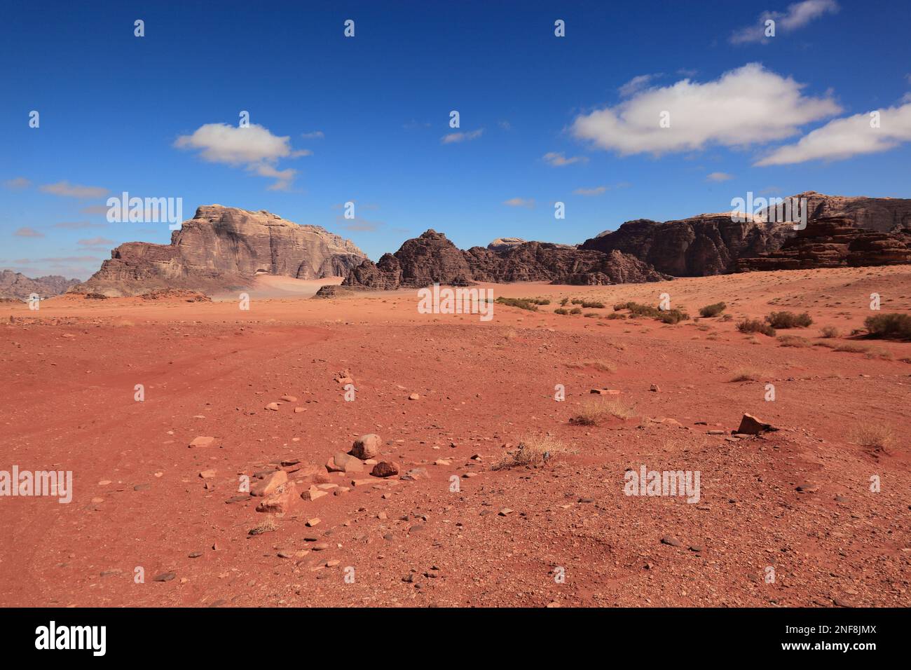 Wüstenlandschaft im Wadi Rum  /  Desert scene at Wadi Rum, Jordan Stock Photo