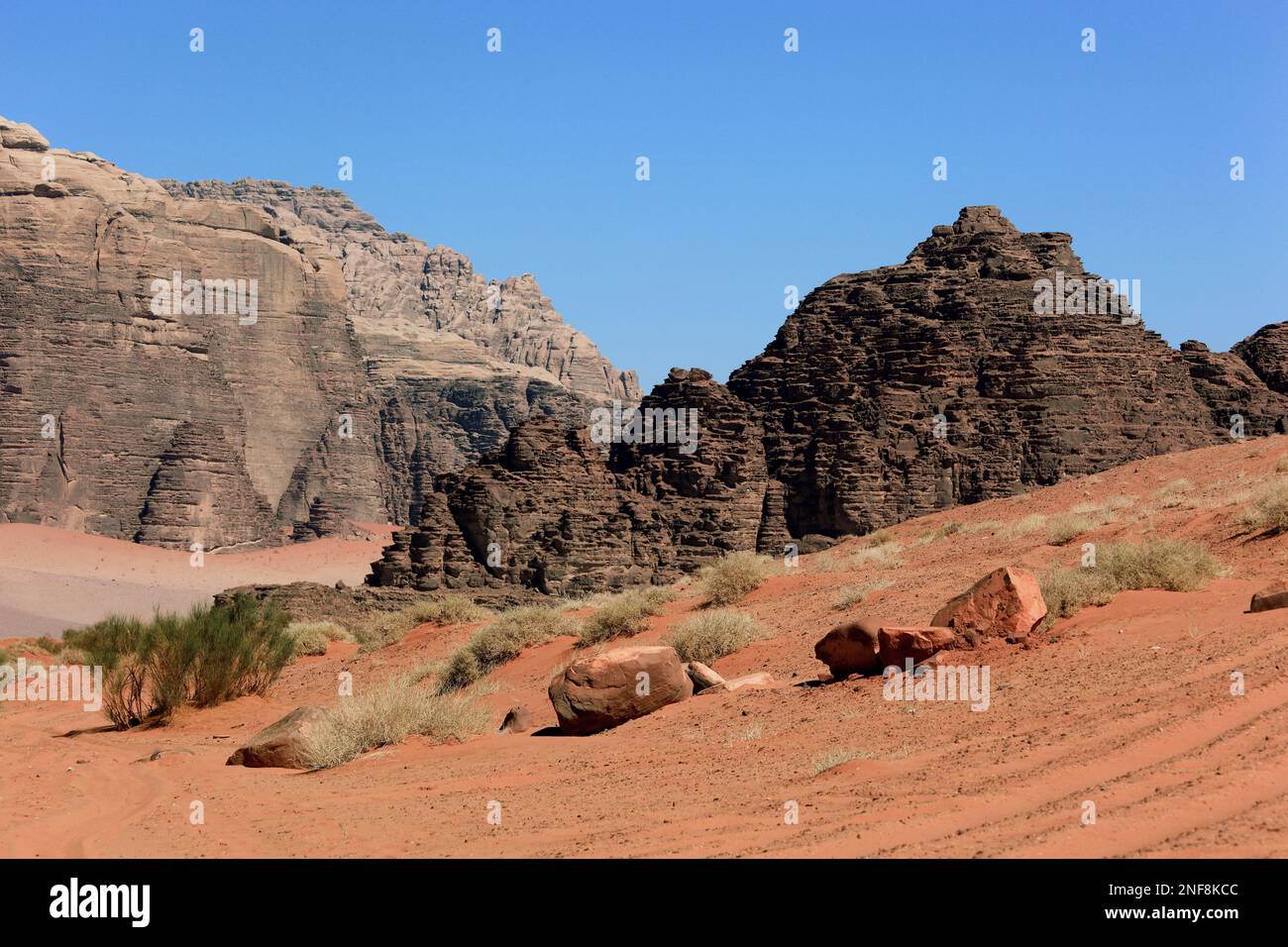 Wüstenlandschaft im Wadi Rum  /  Desert scene at Wadi Rum, Jordan Stock Photo