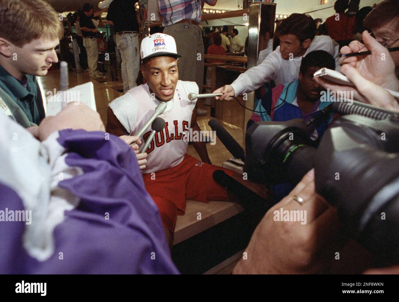 The Chicago Bulls' Scottie Pippen talks with reporters Tuesday, June 11,  1996, in Seattle. The Bulls lead the Seattle SuperSonics 3-0 in the NBA  Finals. Game 4 is Wednesday in Seattle. (AP Photo/Elaine Thompson Stock  Photo - Alamy