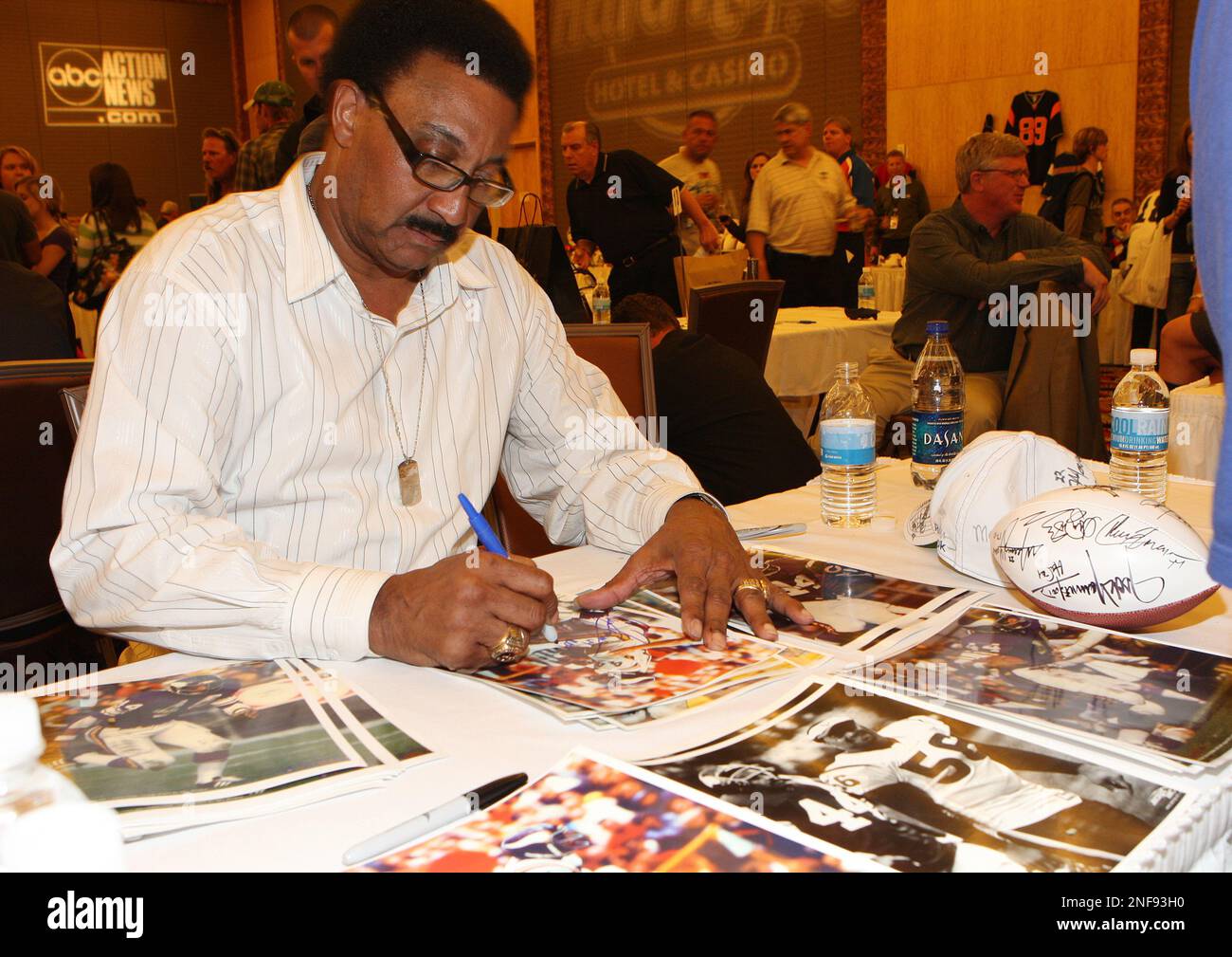 Athlete Chuck Foreman attends Mike Ditka's Gridiron Greats Autograph
