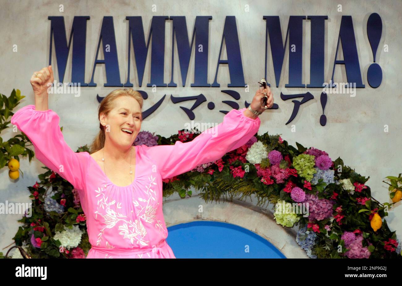 U.S. actress Meryl Streep dances during a promotion of the movie "Mamma Mia!"  in Tokyo, Japan, Thursday, Jan. 22, 2009. (AP Photo/Shizuo Kambayashi Stock  Photo - Alamy