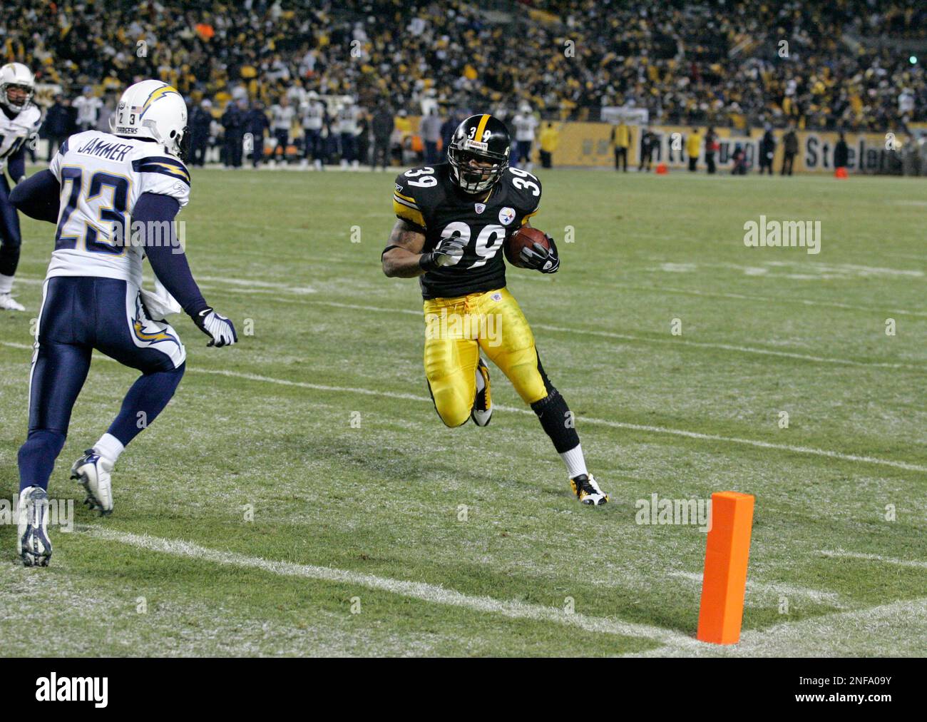 Pittsburgh Steelers running back Willie Parker (39) beats San Diego