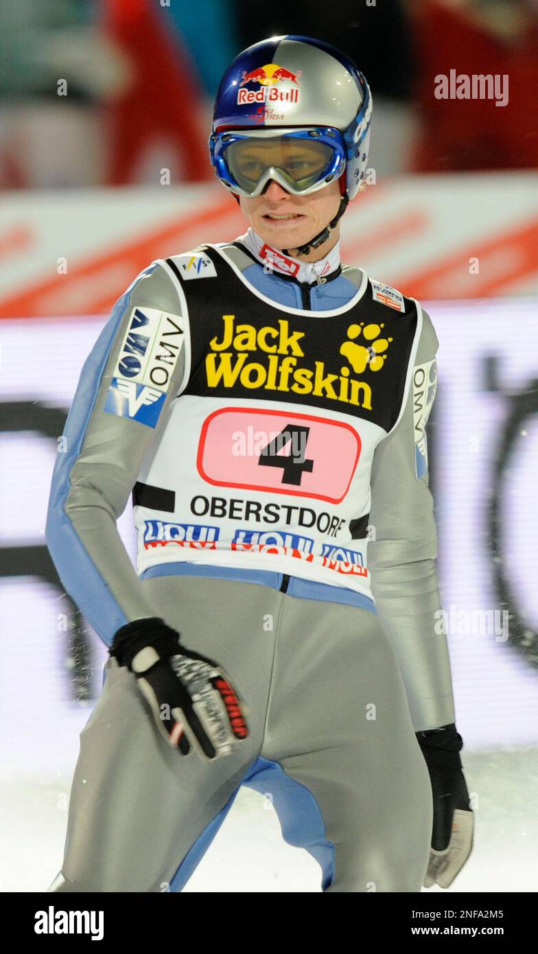 Der oesterreichische Skispringer Gregor Schlierenzauer, aufgenommen am  Montag, 29. Dez. 2008, nach seinem Finalsprung von der Skisprungschanze in  Oberstdorf, der ersten Station der Vierschanzen-Tournee. (AP Photo/Christof  Stache)--- Austria ski jumper ...