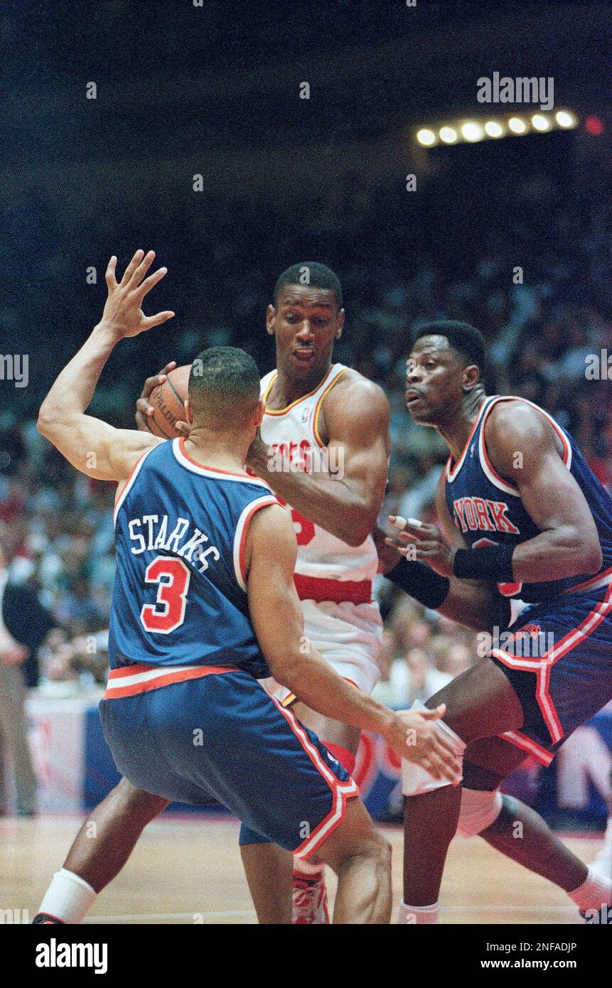Patrick Ewing competing for the NBA New York Knicks Stock Photo - Alamy
