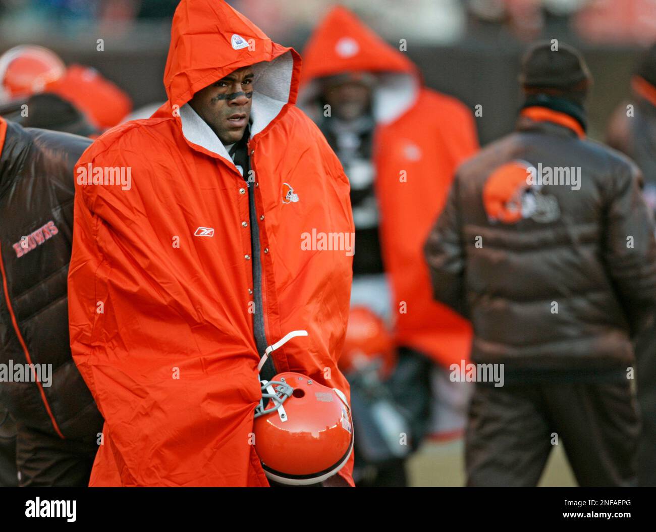 Cleveland Browns running back Jamal Lewis watches from the bench during ...