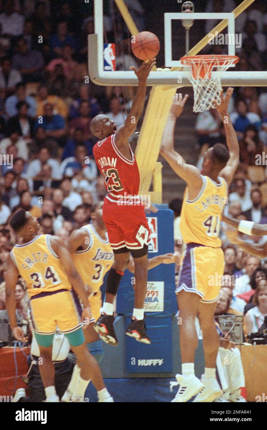 Michael Jordan - 30/10/5 vs Lakers, Wins 1st Championship (1991 NBA Finals,  Gm 5) 