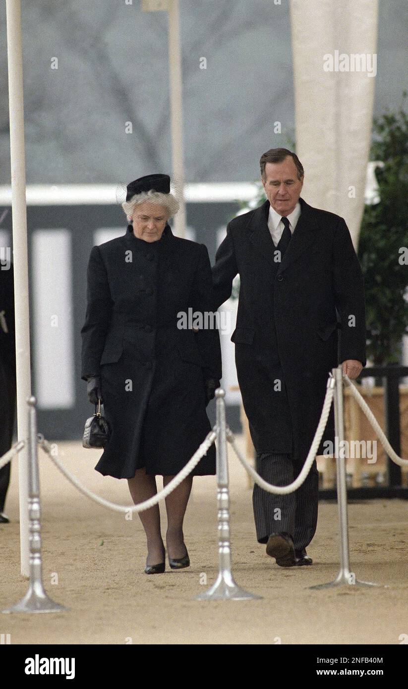 U.S. President Bush and first lady Barbara Bush pay their last