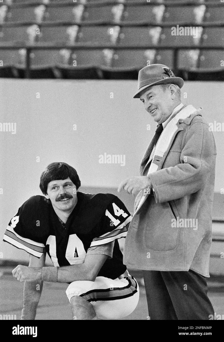 Cincinnati Bengals general manager Paul Brown, right, has a talk with