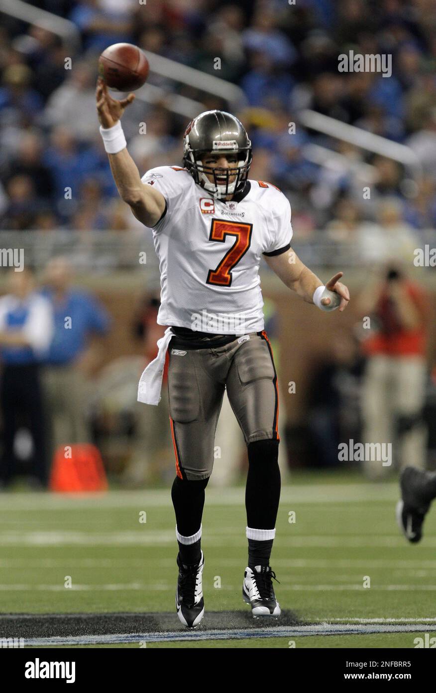 Detroit Lions quarterback Jeff Garcia signals to the bench the yardage to  go on fourth down against the Green Bay Packers on Sunday, Dec. 11, 2005,  in Green Bay, Wis. The Lions