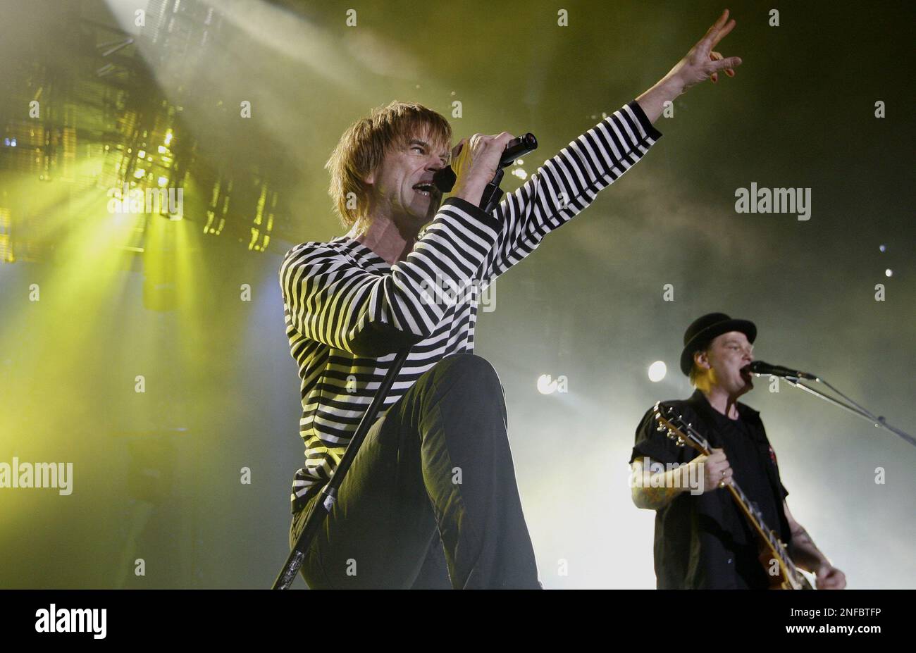 Campino, Saenger der Toten Hosen, tritt am Freitag, 21. November 2008, beim  Auftaktkonzert der Deutschland Tournee "machmalauter" der Band in der SAP  Arena in Mannheim auf. (AP Photo/Danielo Roland)---Singer Campino of German