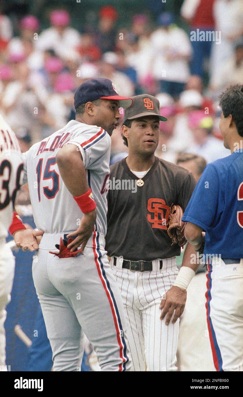 Alomar brother Sanoy Alomar, jr., left (15) Roberto Alomar, right shown ...