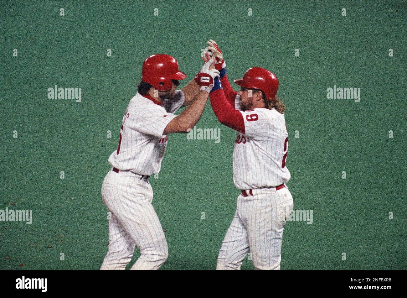 Philadelphia Phillies Dave Hollins, left, and Florida Marlins Gary  Sheffield compare bats during All-Star game workouts in Baltimore, July 13,  1993. (AP Photo/Lynne Sladky Stock Photo - Alamy