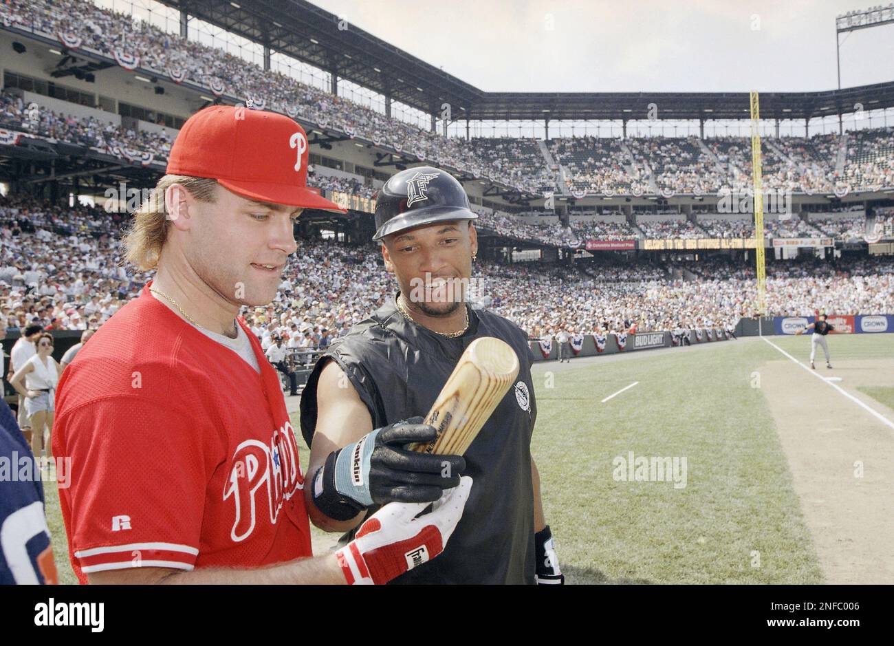 Philadelphia Phillies Dave Hollins, left, and Florida Marlins Gary  Sheffield compare bats during All-Star game workouts in Baltimore, July 13,  1993. (AP Photo/Lynne Sladky Stock Photo - Alamy
