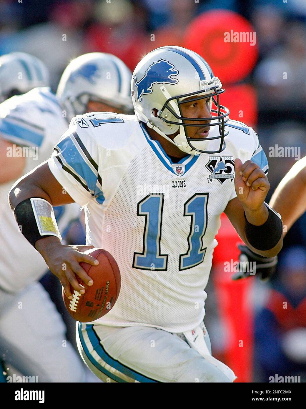 Detroit Lions quarterback Daunte Culpepper runs with the ball in the