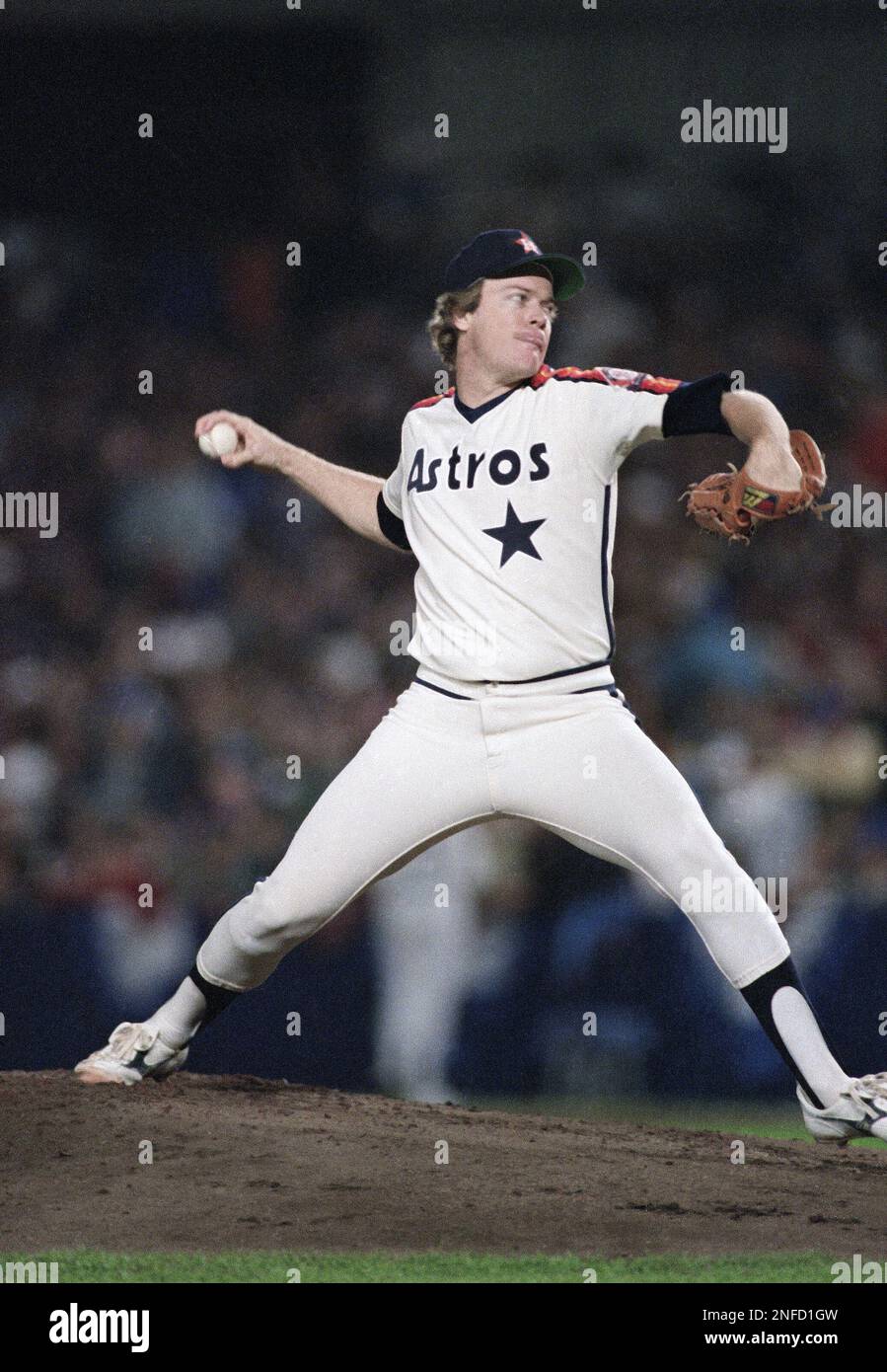 Houston Astros pitcher Mike Scott delivers a pitch in the first inning in a  game with the Mets, Sunday, Oct. 12, 1986, New York. (AP Photo/Susan Ragan  Stock Photo - Alamy