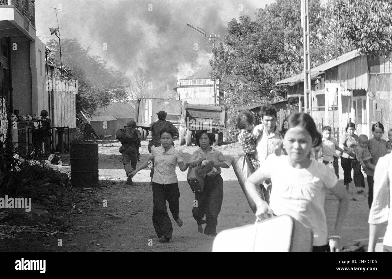 Inhabitants of Xuan Loc flee from fire and fighting between South