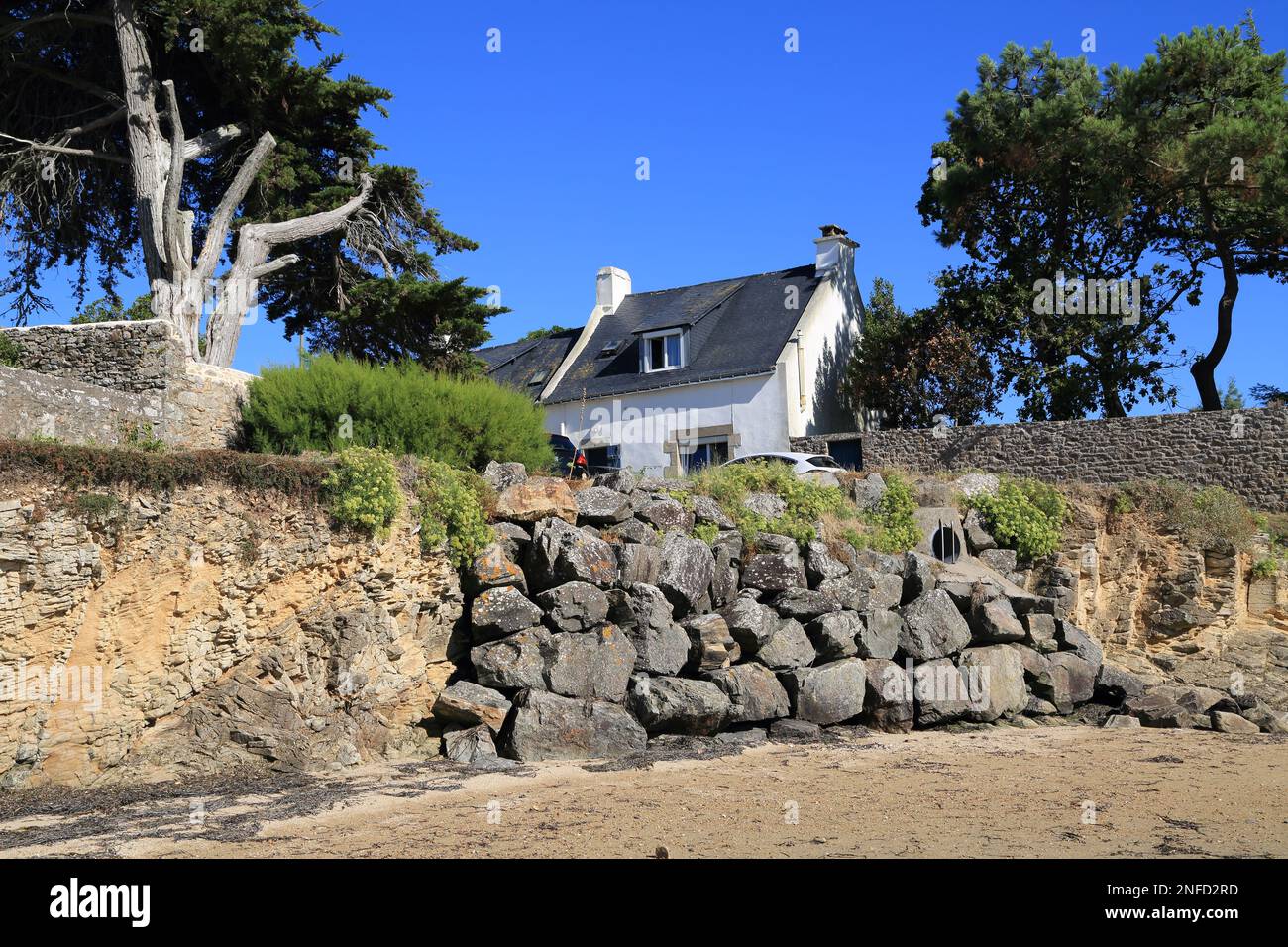 House with coastal view from Plage de Mousterian, Mousterian, Sene