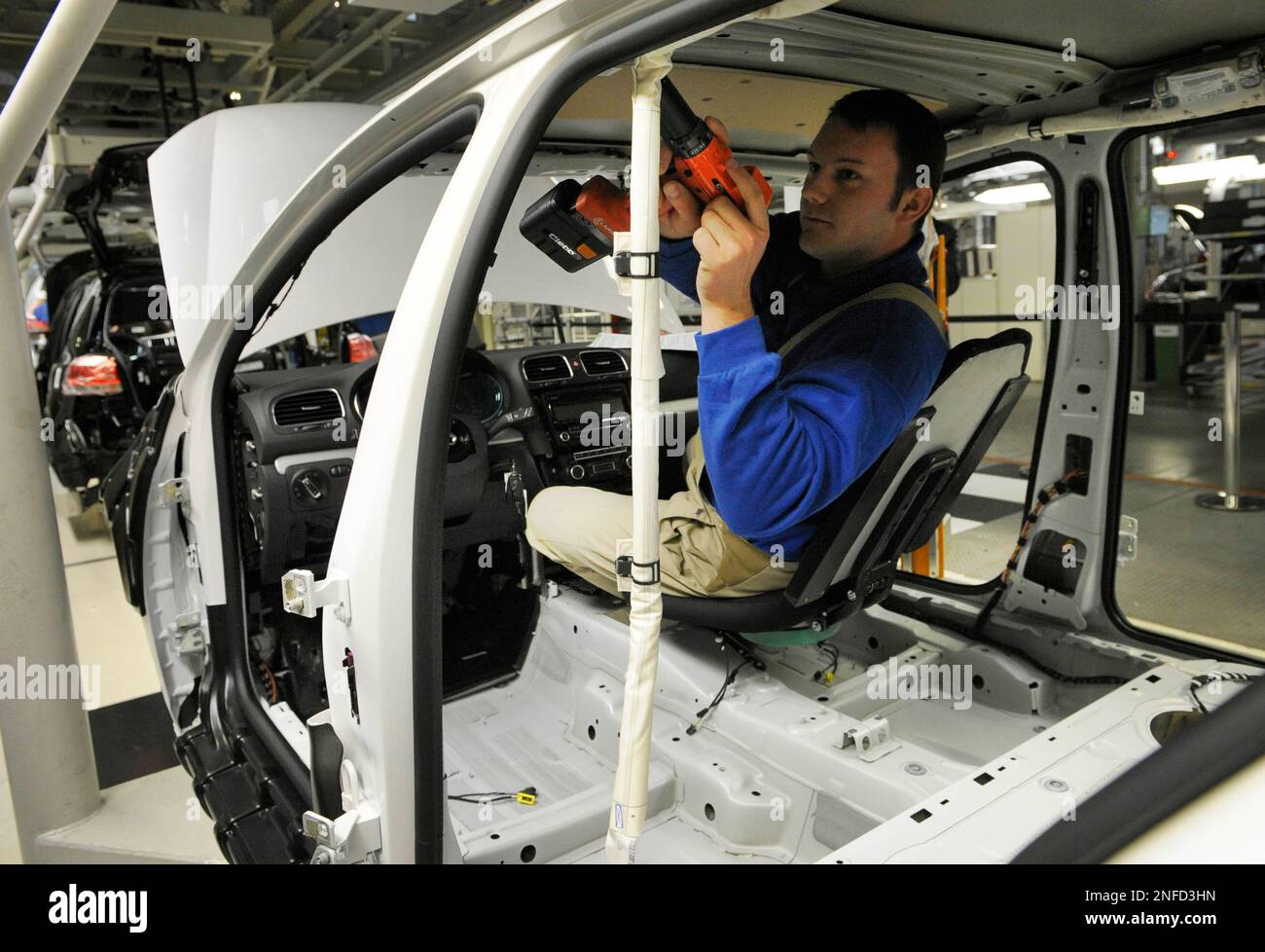 Monteur Stev Glaubitz sitzt am Mittwoch, 29. Okt. 2008, auf einem  neuartigen Montagesitz bei der Montage der Innenverkleidung in einem Golf  im Volkswagenwerk in Zwickau, Sachsen. Gegenwaertig werden taeglich rund  600 Fahrzeuge