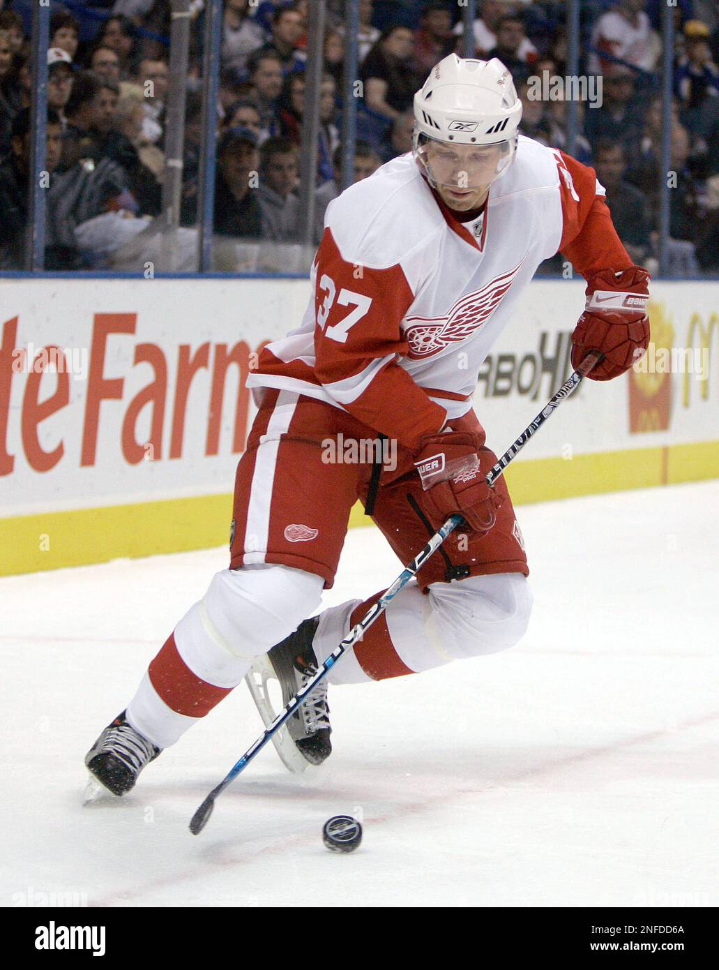 Detroit Red Wings' Mikael Samuelsson, of Sweden, handles the puck ...