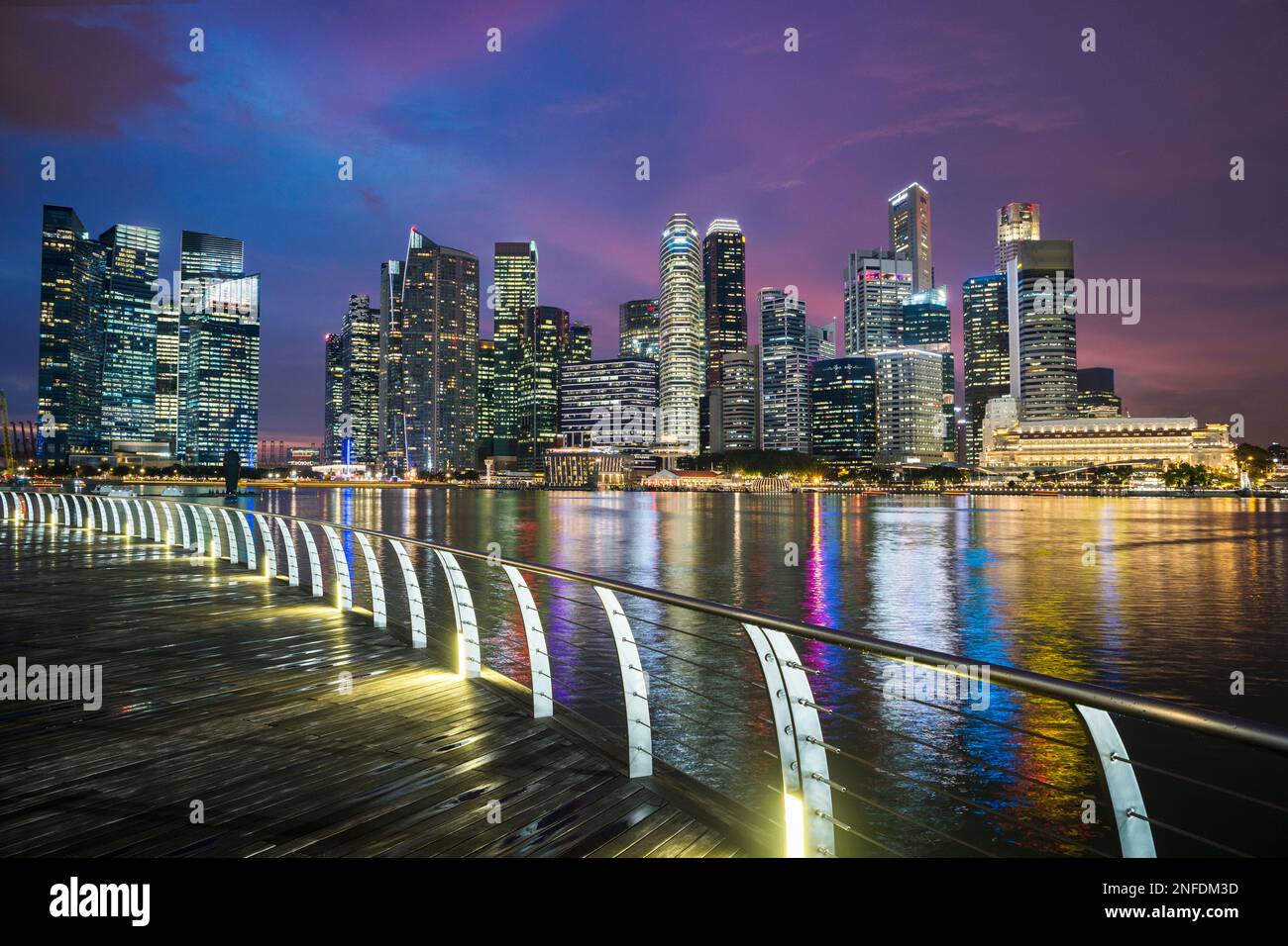 Singapore skyline at night hi-res stock photography and images - Alamy
