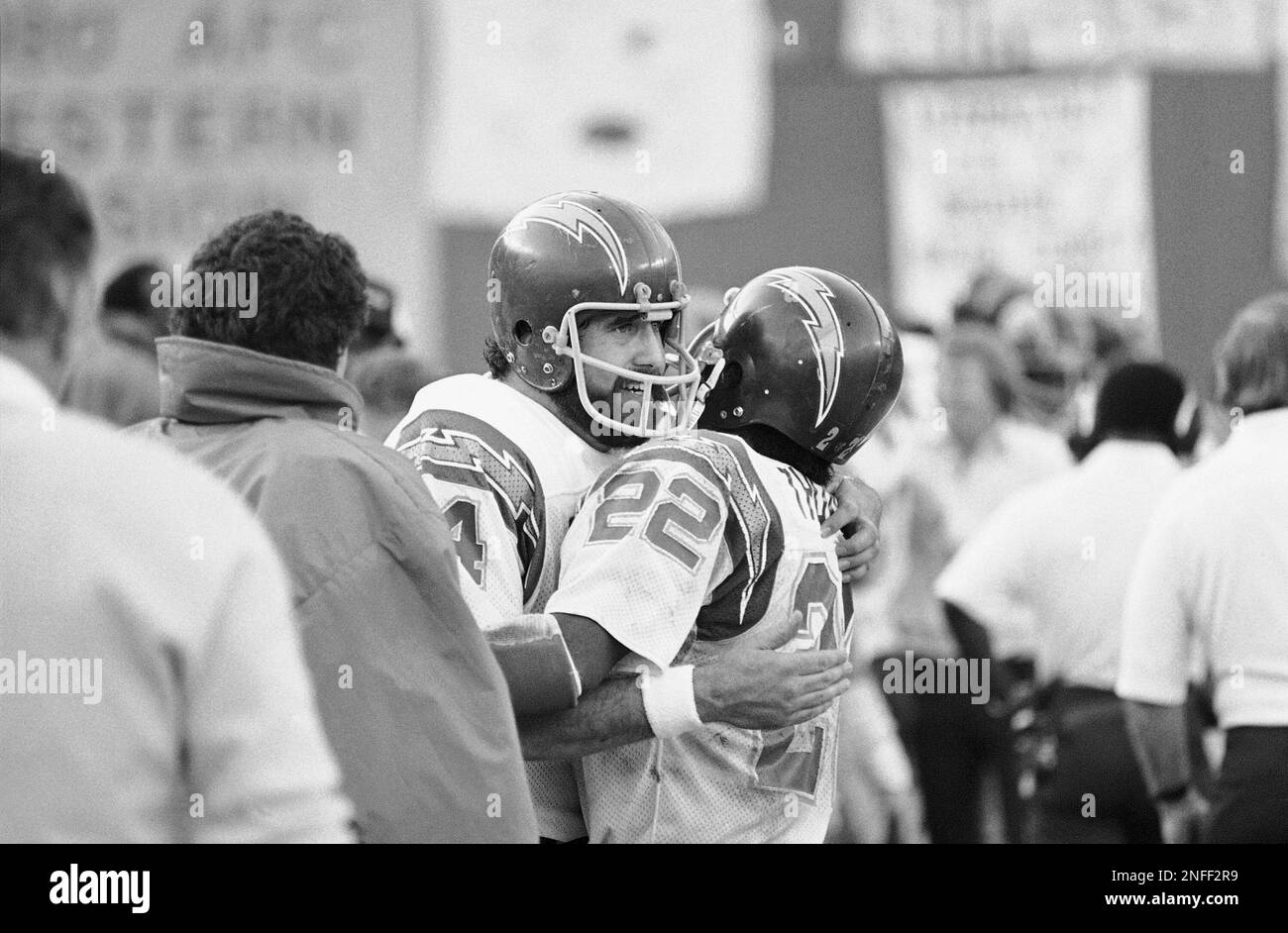 San Diego Chargers' Dan Fouts embraces Mike Thomas (22) after 20-14 win  over Buffalo Bills in San Diego on Saturday, Jan. 3, 1981. (AP Photo Stock  Photo - Alamy