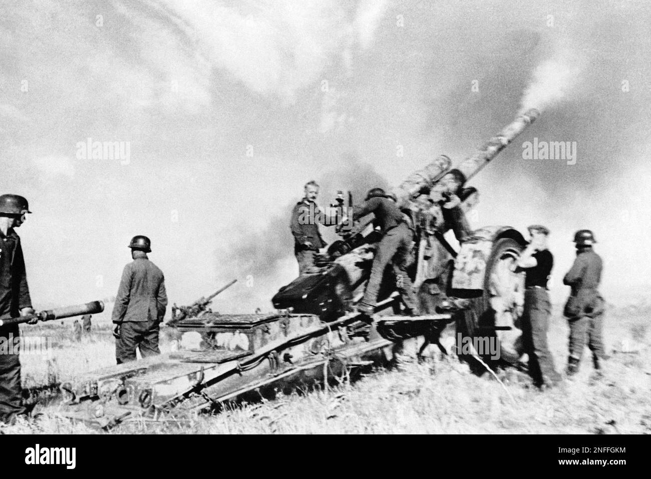 Siege gun firing in the great assault against the Russian city of ...