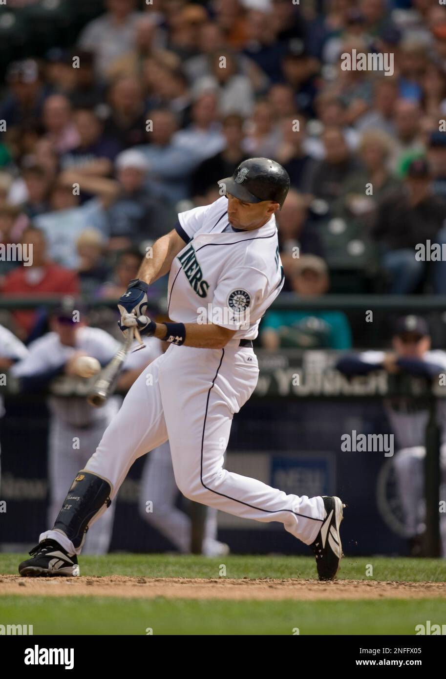 Seattle Mariners' Raul Ibanez breaks a bat on a pitch against the Minnesota  Twins during their baseball game in Seattle Wednesday, Aug. 27, 2008. (AP  Photo/John Froschauer Stock Photo - Alamy