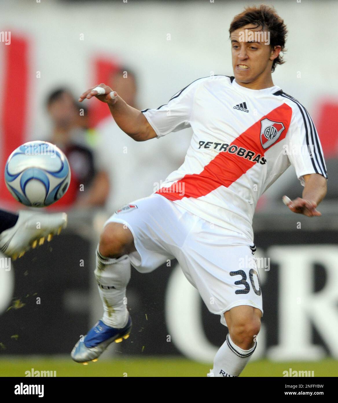 River Plate's Diego Buonanotte in action during an Argentinean league  soccer match against San Lorenzo in Buenos Aires, Sunday, Aug. 31, 2008.  (AP Photo/Daniel Luna Stock Photo - Alamy