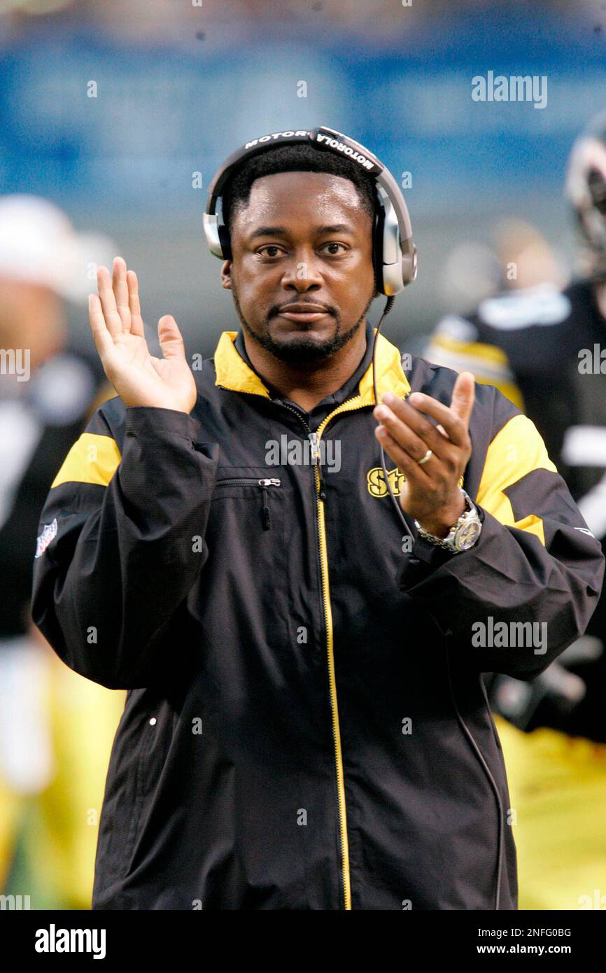 Pittsburgh Steelers Coach Mike Tomlin Walks The Sidelines Against The ...