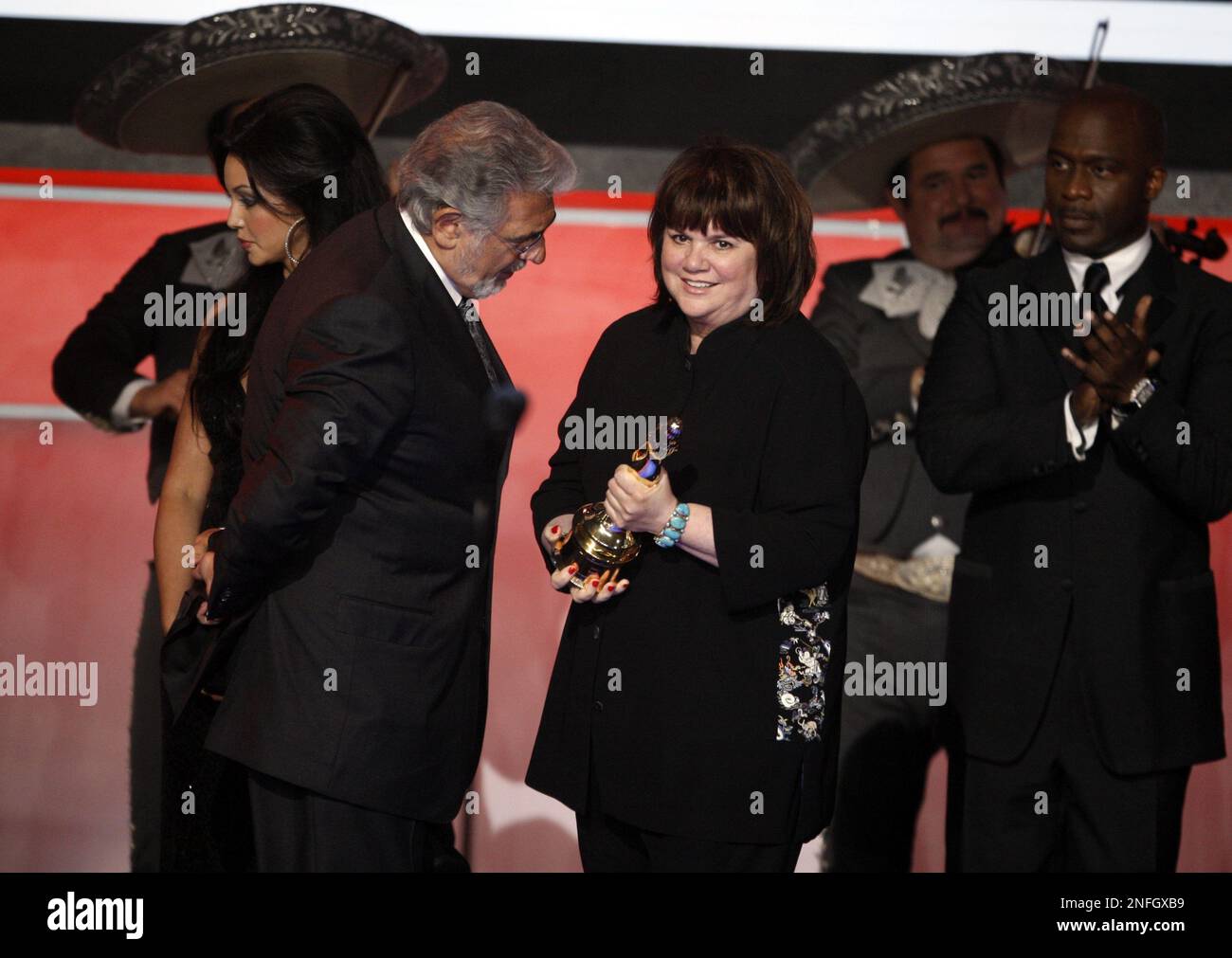 linda-ronstadt-accepts-the-trailblazer-award-at-the-national-council-of