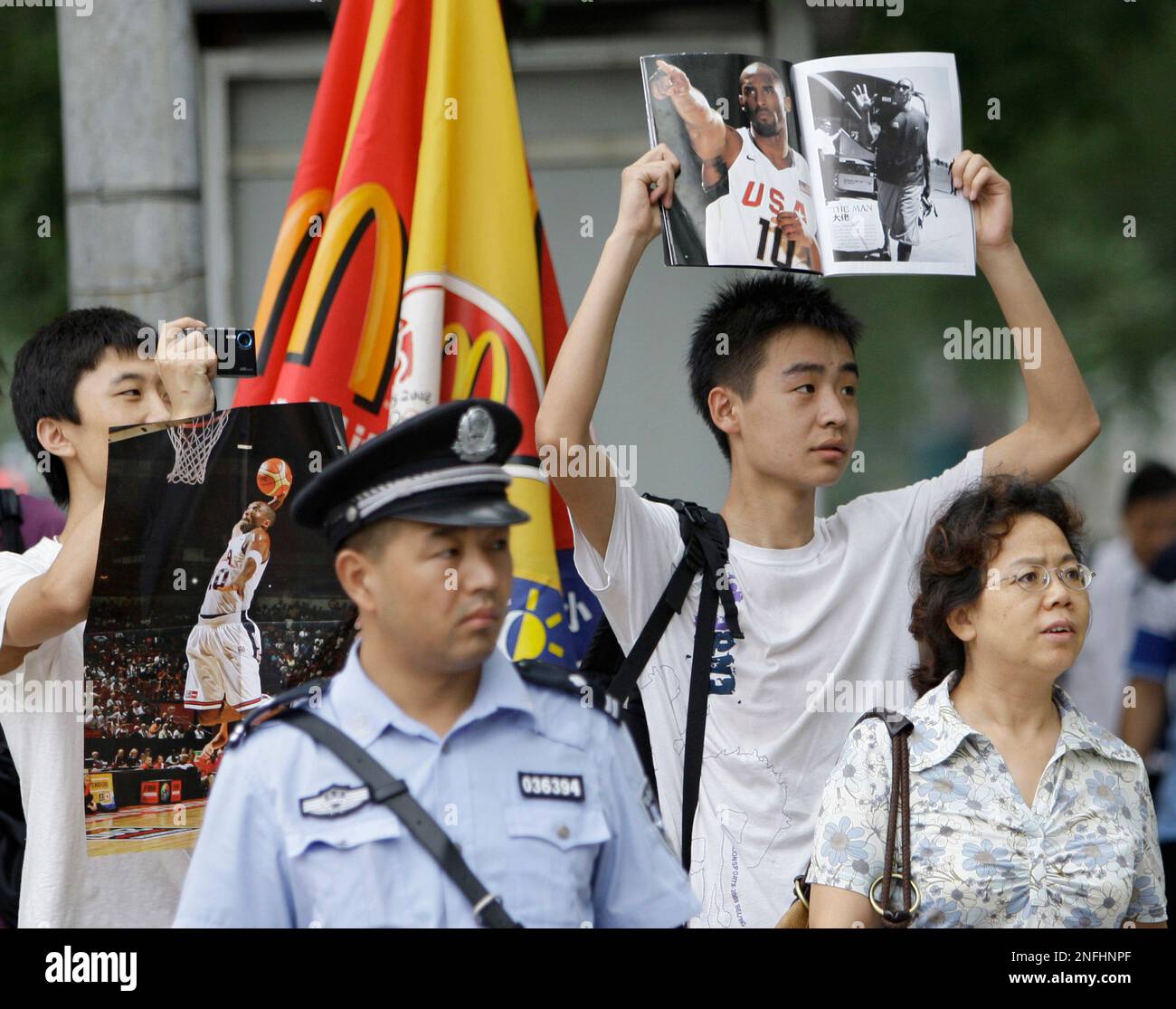 Chinese fans show team jerseys of retired NBA star Allen Iverson during a  press conference for his China tour in Hefei city, east China's Anhui  provin Stock Photo - Alamy
