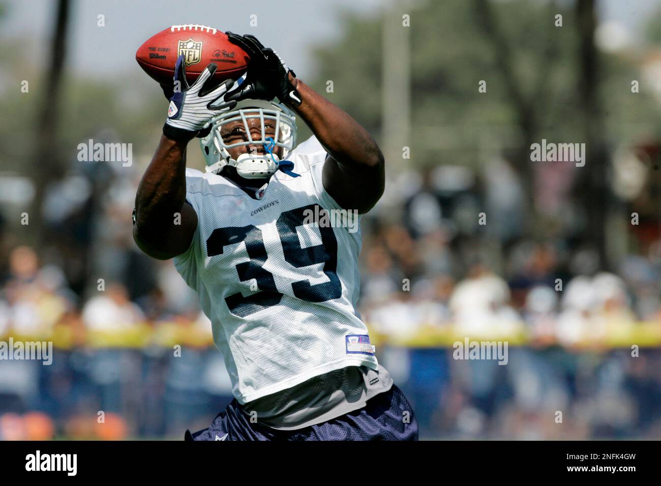 Tennessee Titans defensive end Jevon Kearse (90) is shown in an NFL  football game in Nashville, Tenn., Sunday, Sept. 28, 2008. The Titans won  30-17. (AP Photo/John Russell Stock Photo - Alamy