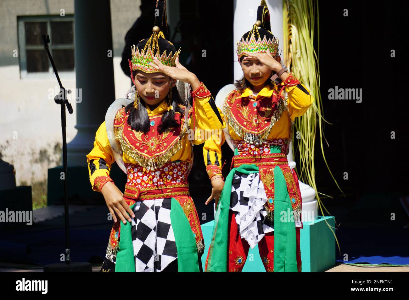 Indonesian perform jaranan pegon dance Stock Photo - Alamy