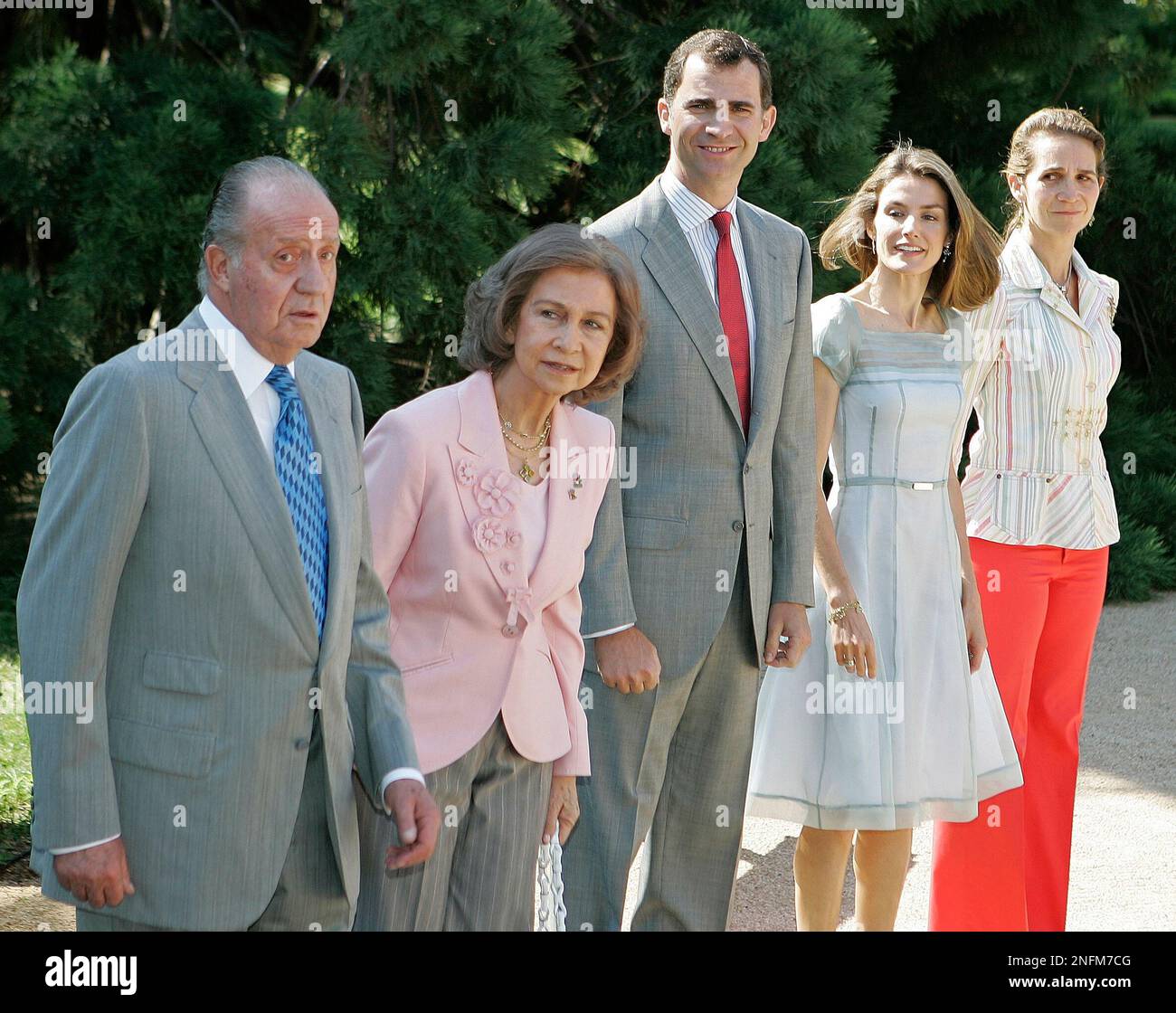 members-of-spains-royal-family-are-seen-in-the-garden-of-the-zarzuela-palace-on-the-outskirts-of-madrid-tuesday-july-1-2008-from-left-king-juan-carlos-queen-sofia-crown-prince-felipe-princess-letizia-and-princess-elena-ap-photopaul-white-2NFM7CG.jpg