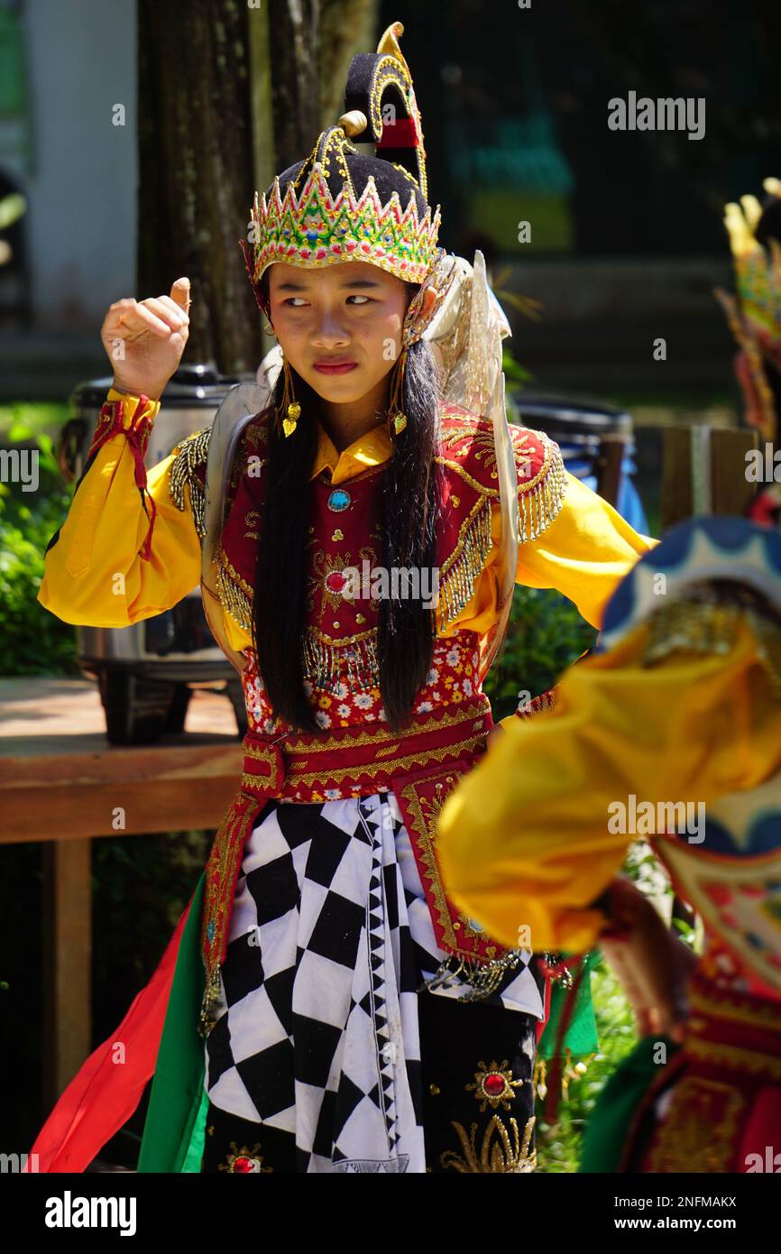 Indonesian perform jaranan pegon dance Stock Photo - Alamy