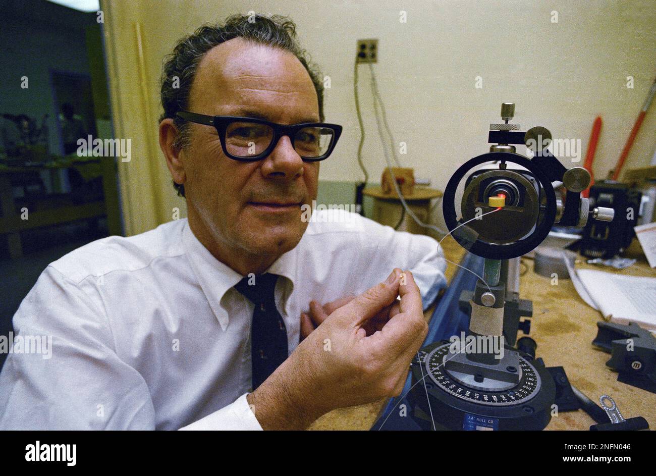Gordon Gould inventor of the laser beam poses Nov. 7, 1977. He finally got  patent after 18 years. (AP Photo Stock Photo - Alamy
