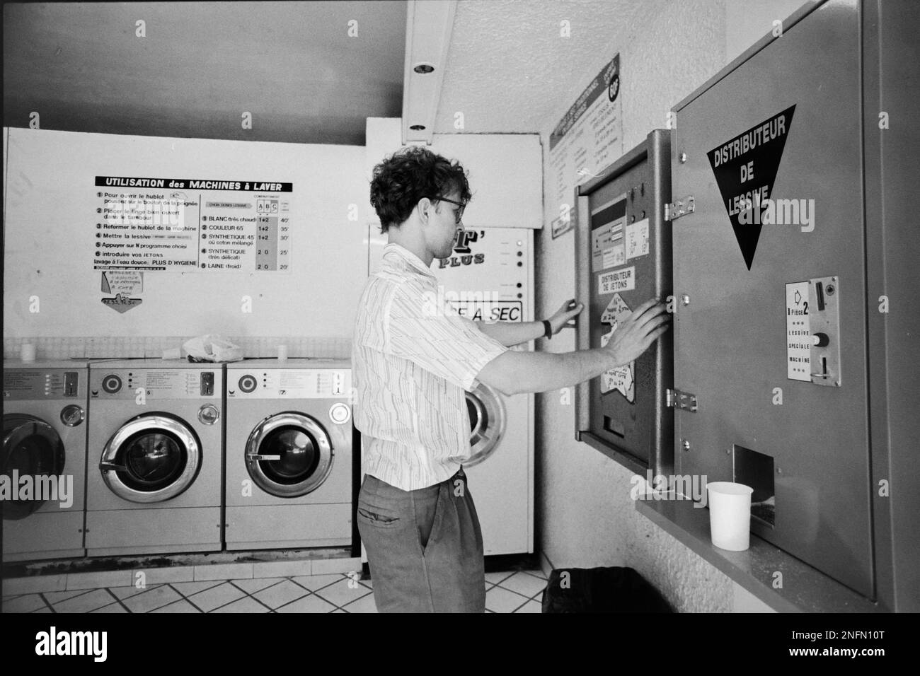 Laundrette france hi-res stock photography and images - Alamy