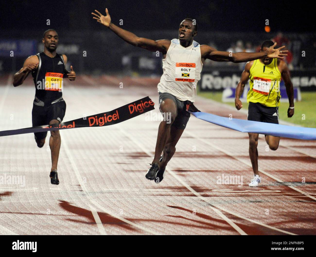 Jamaica's Usain Bolt breaks the tape with a world record time of 9.72 in  the Men's 100 Meter Dash at the Reebok Grand Prix athletic meet Saturday  night, May 31, 2008 at Icahn Stadium in New York. (AP Photo/Bill Kostroun  Stock Photo - Alamy