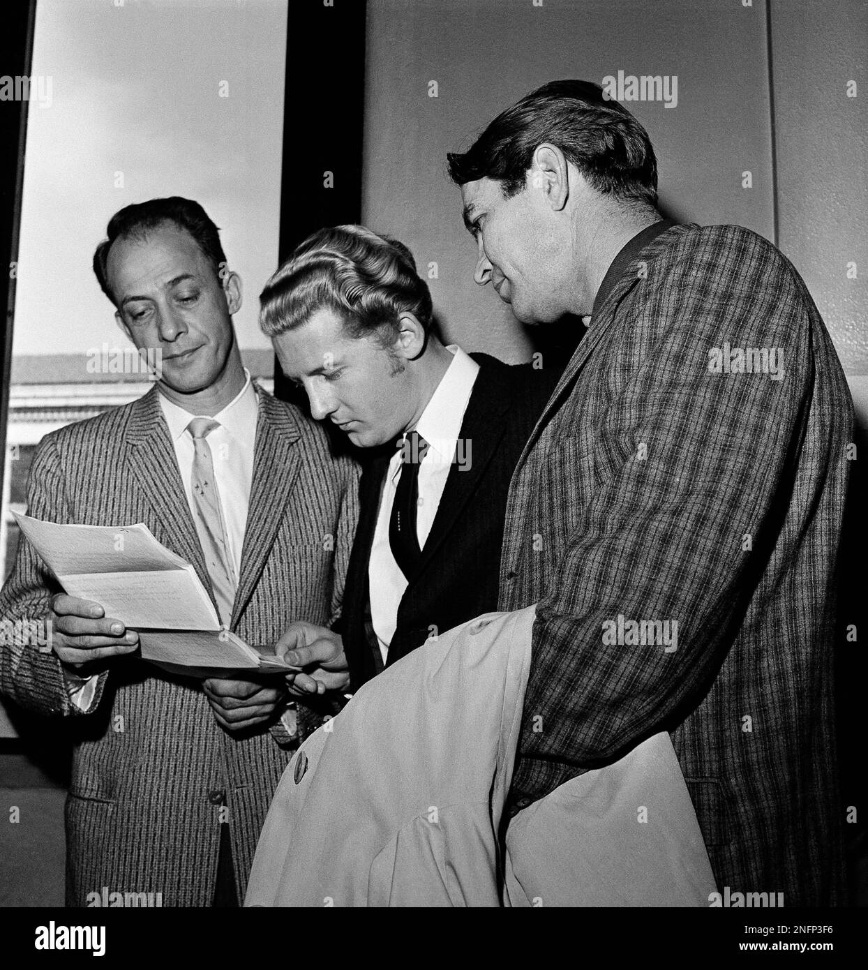 Jerry Lee Lewis, center, goes over papers with his lawyer, Alex 