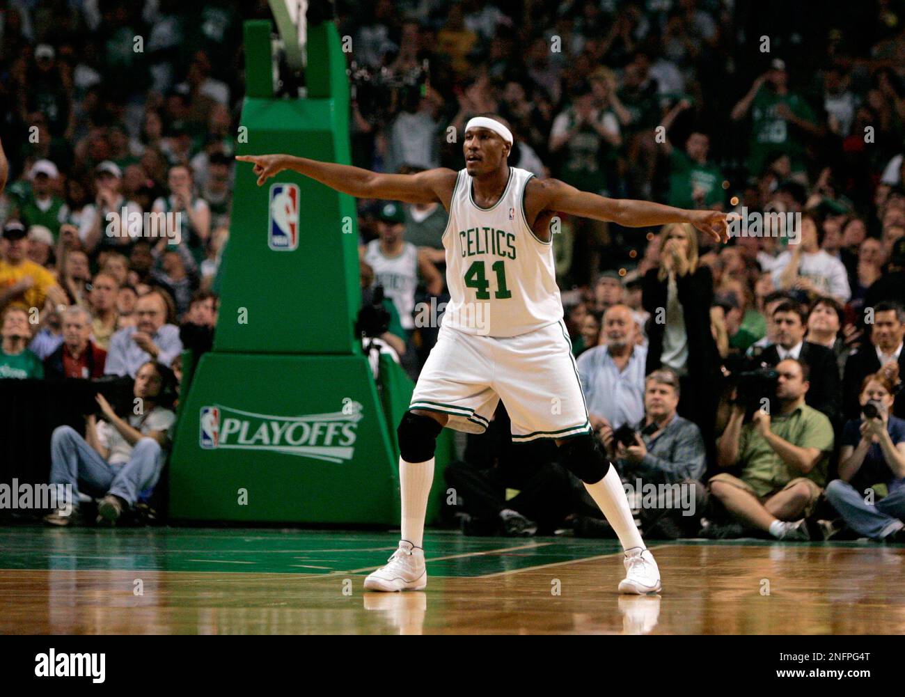 Boston Celtics' Kevin Garnett celebrates during Game 6 of the NBA  basketball finals against the Los Angeles Lakers Tuesday, June 17, 2008, in  Boston. (AP Photo/Winslow Townson Stock Photo - Alamy