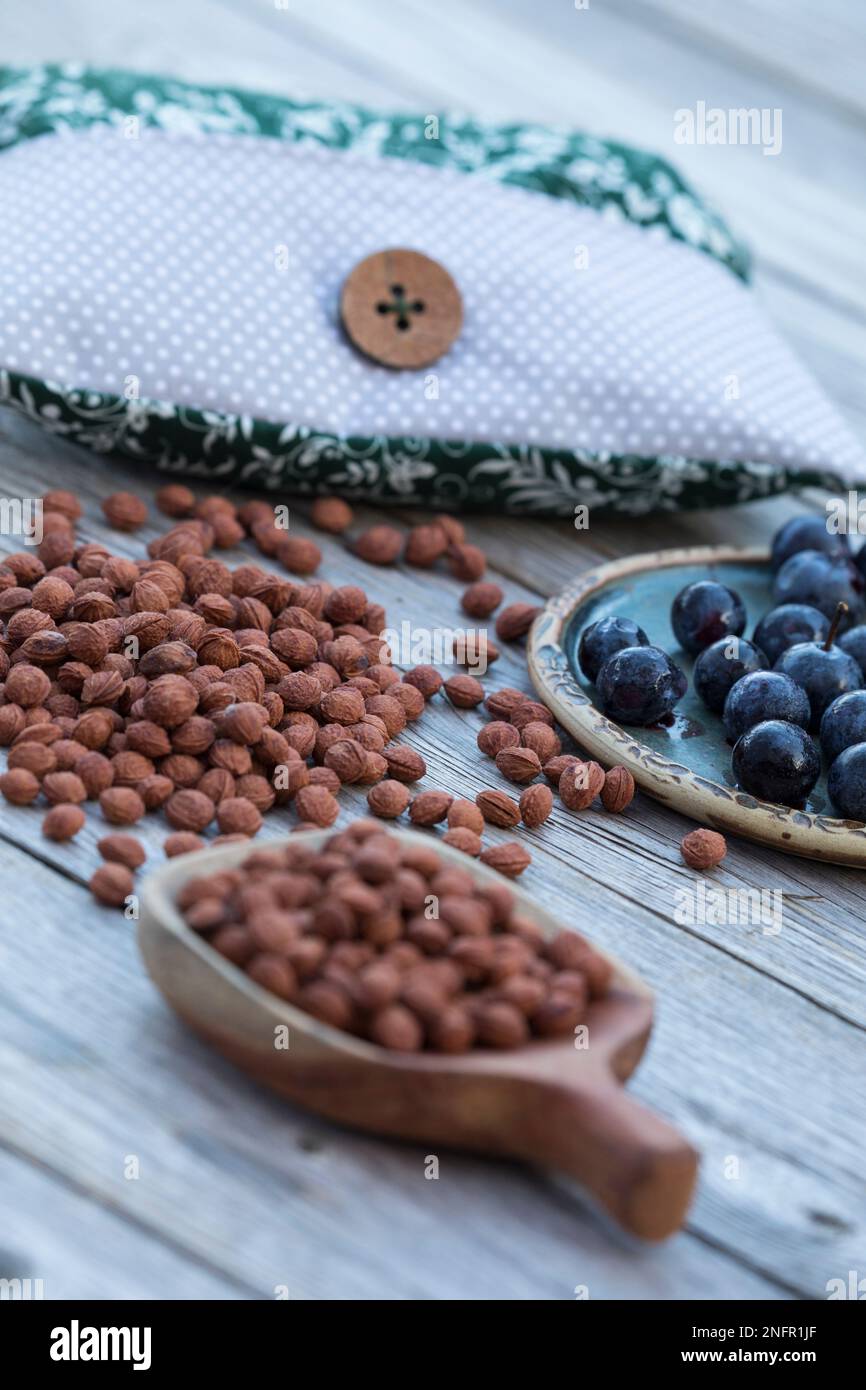 Schlehkernkissen, Schlehkern-Kissen, Körnerkissen, Kissen mit Schlehenkernen, Schlehkernen, die Kerne von Schlehen werden in einen Kissenbezug gefüllt Stock Photo