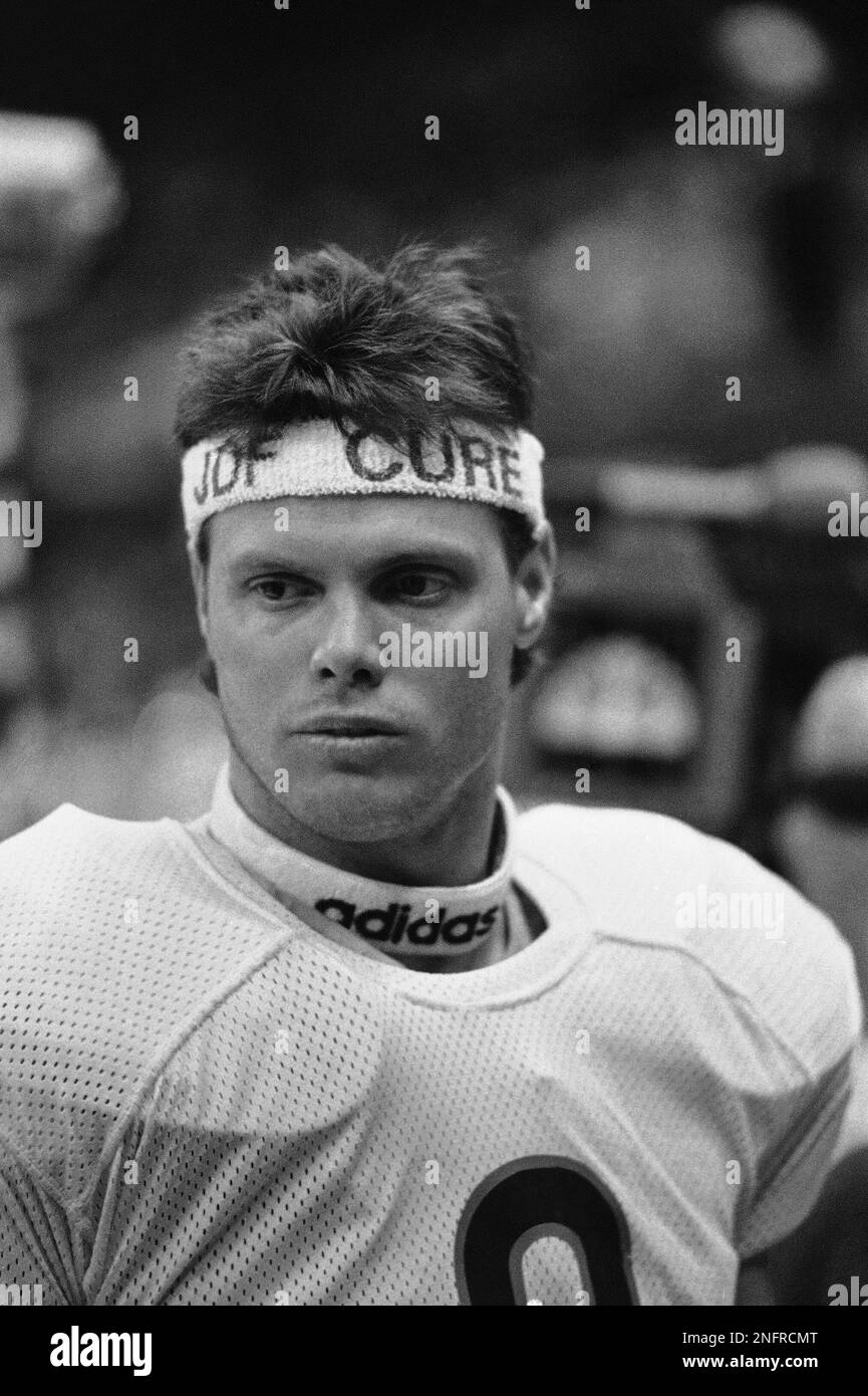 Jim McMahon wears a headband with "JDF Cure" on it at SuperBowl XX in New  Orleans, Jan. 26, 1986. JDF stands for Juvenile Diabetes Fund. (AP  Photo/Paul Benoit Stock Photo - Alamy