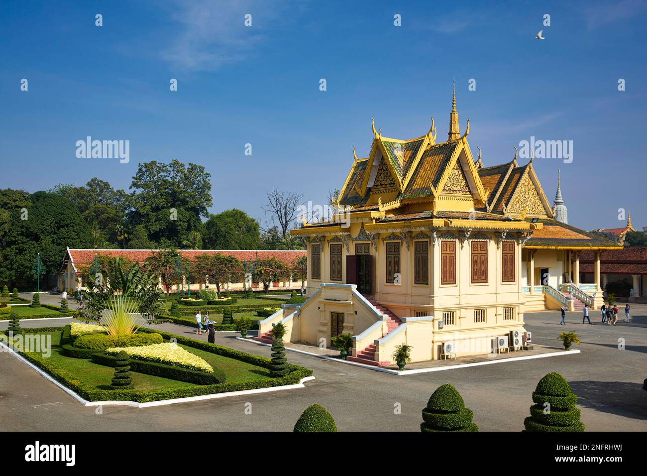 the-throne-hall-at-the-royal-palace-phnom-penh-cambodia-stock-photo-alamy