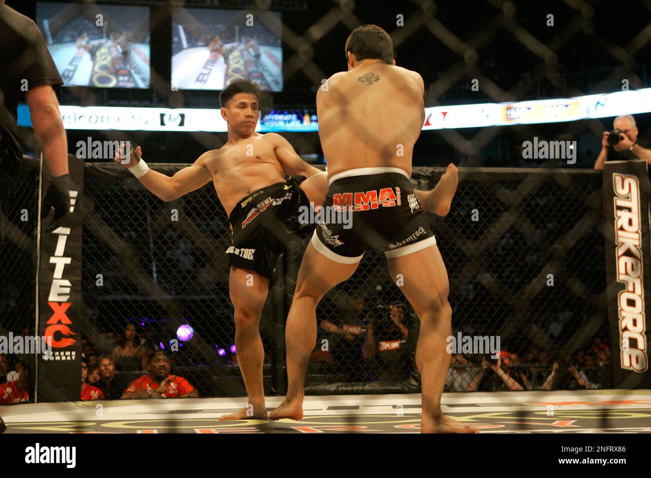 https://c8.alamy.com/comp/2NFRX86/cung-le-left-kicks-frank-shamrock-during-their-strikeforce-middleweight-championship-mixed-martial-arts-fight-on-saturday-march-29-2008-in-san-jose-calif-le-won-by-tko-after-shamrock-did-not-answer-the-bell-to-start-the-fourth-round-ap-photojeff-chiu-2NFRX86.jpg