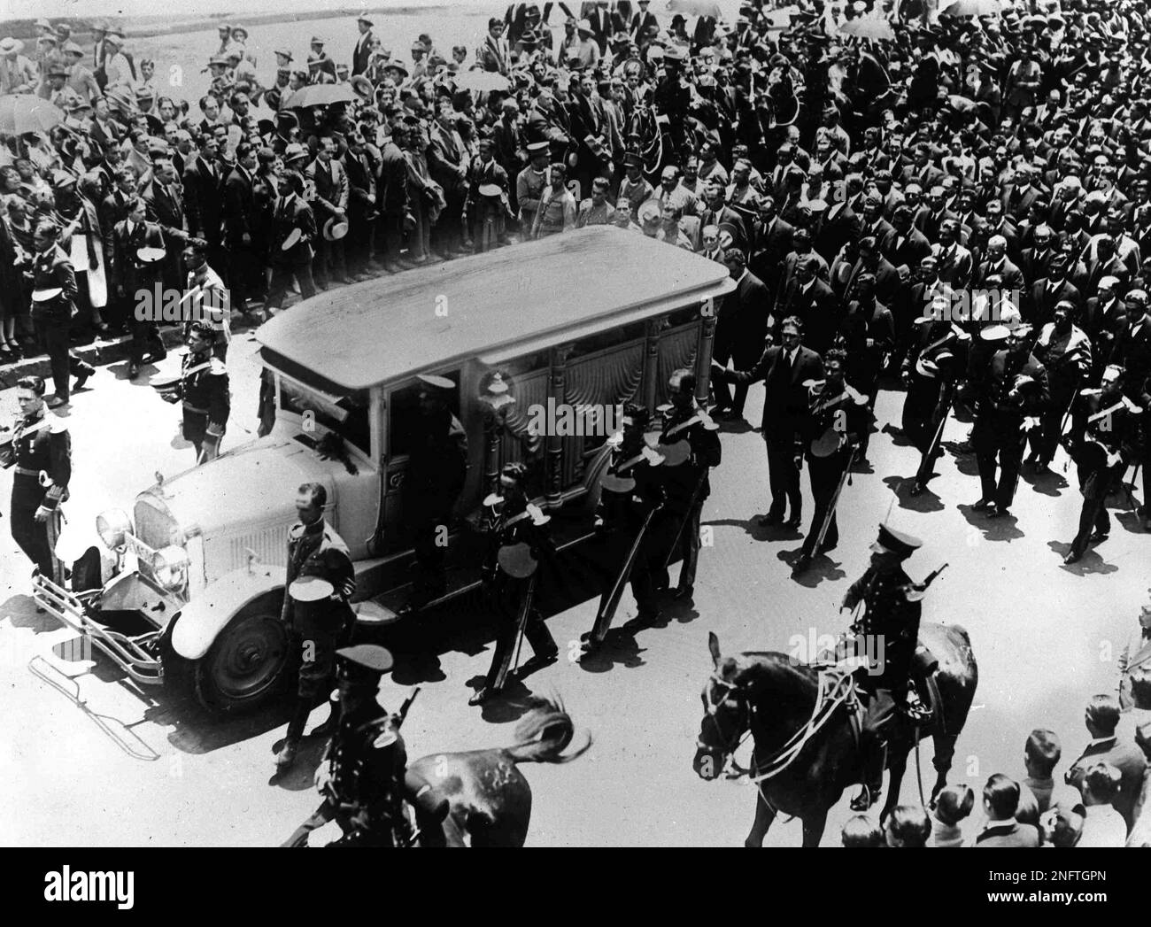 The hearse bearing the body of assassinated Mexican President Alvaro ...