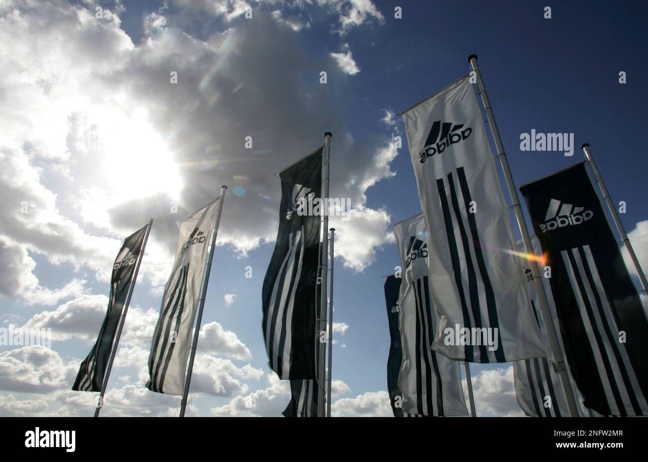 Slip schoenen Schuldig onaangenaam Adidas-Fahnen wehen am Mittwoch, 5. Maerz 2008, vor dem Firmenhauptgebaeude  in Herzogenaurach im Wind. Adidas hat 2007 auch ohne grosse Sportereignisse  neue Rekorde bei Umsatz und Gewinn eingefahren. Wie der nach Nike