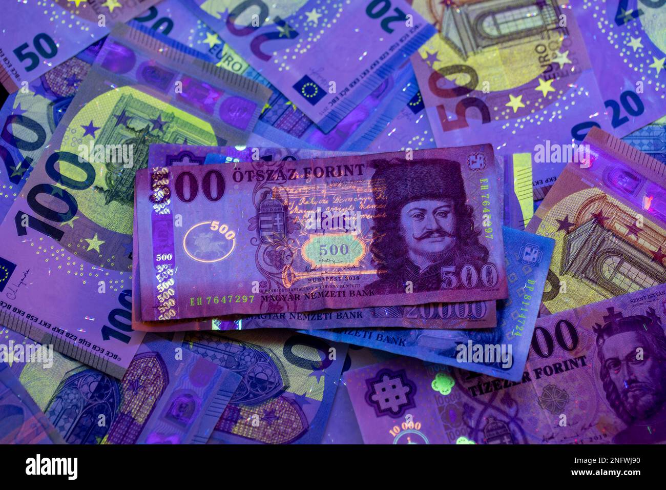 banknotes-under-uv-light-shop-discounts-gbu-hamovniki-ru